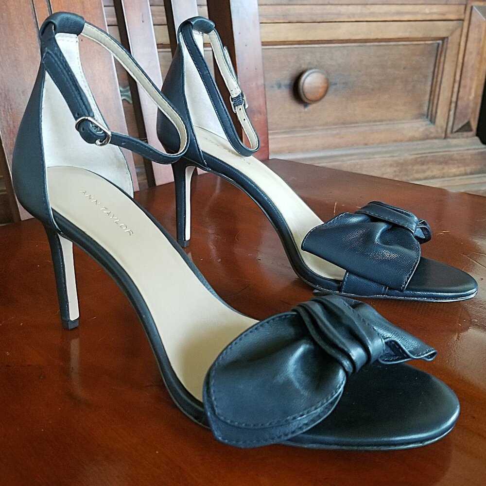 NWOT Leather Bow Heels